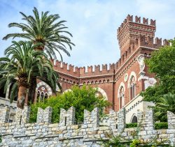Una bella veduta estiva di palazzo d'Albertis a Genova, Liguria. E' stato costruito fra il 1886 e il 1892 e inaugurato in occasione dei 400 anni della scoperta dell'America da parte ...