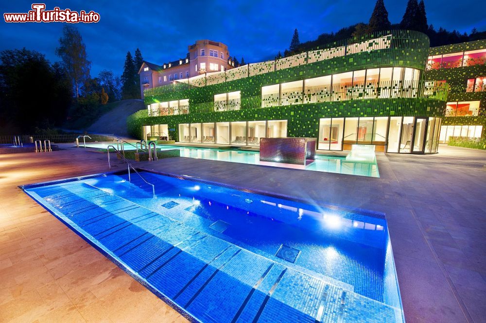 Immagine Fotografia notturna di una piscina alle terme di Rimske, Lasko (Slovenia) - ©  www.rimske-terme.si