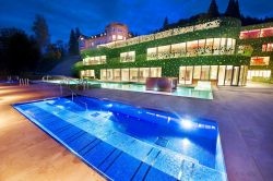 Fotografia notturna di una piscina alle terme di Rimske, Lasko (Slovenia) - ©  www.rimske-terme.si