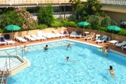 Piscina esterna con acqua di mare alle Terme di Strugnano (Strunjan) in Slovenia