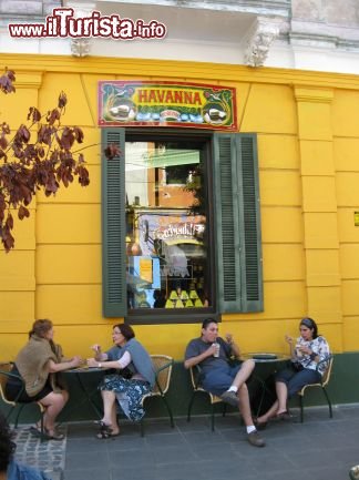 Immagine Ancora il Caminito: chiacchiere fuori da un bar, sorseggiando il 'mate'