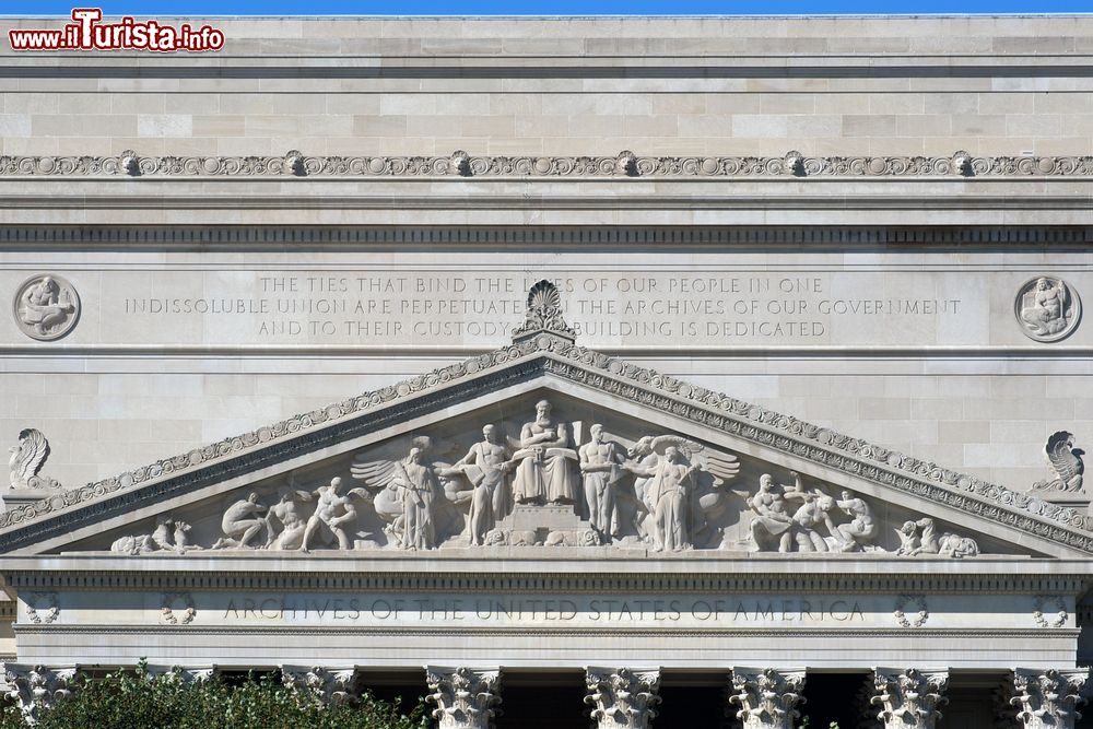 Immagine Dettaglio della facciata della Smithsonian National Gallery of Art a Washington DC, USA.