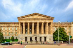 Washington DC, USA: lo Smithsonian American Art Museum e la National Portrait Gallery sono entrambi ospitati all'itnterno dell'Old Patent Office Building - foto © Png Studio Photography ...
