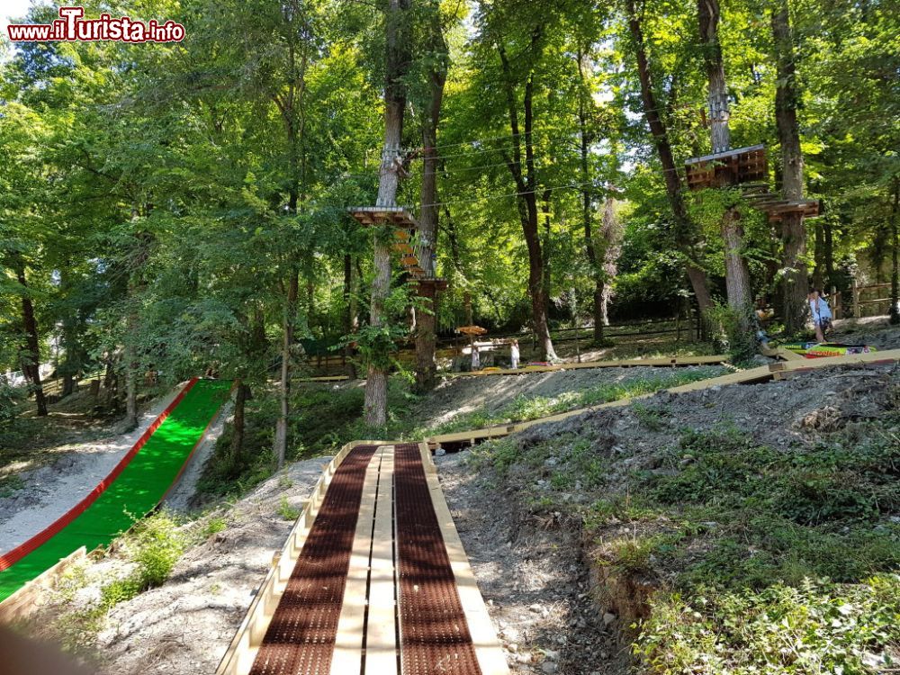 Immagine Il parco avventura Majagreen si trova dentro al Parco Idropinico Pisciarello, a Caramanico Terme.
- ©  www.majagreen.it