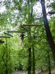 Ragazzi si cimentano con i percorsi di albering nel parco avventura Majagreen a Caramanico Terme (Abruzzo). - ©  www.majagreen.it