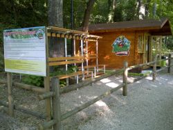 Il casotto all'ingresso del parco avventura Majagreen, al Parco Idropinico Pisciarello di Caramanico Terme (Pescara). - ©  www.majagreen.it