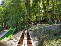 Il parco avventura Majagreen si trova dentro al Parco Idropinico Pisciarello, a Caramanico Terme.
- ©  www.majagreen.it 