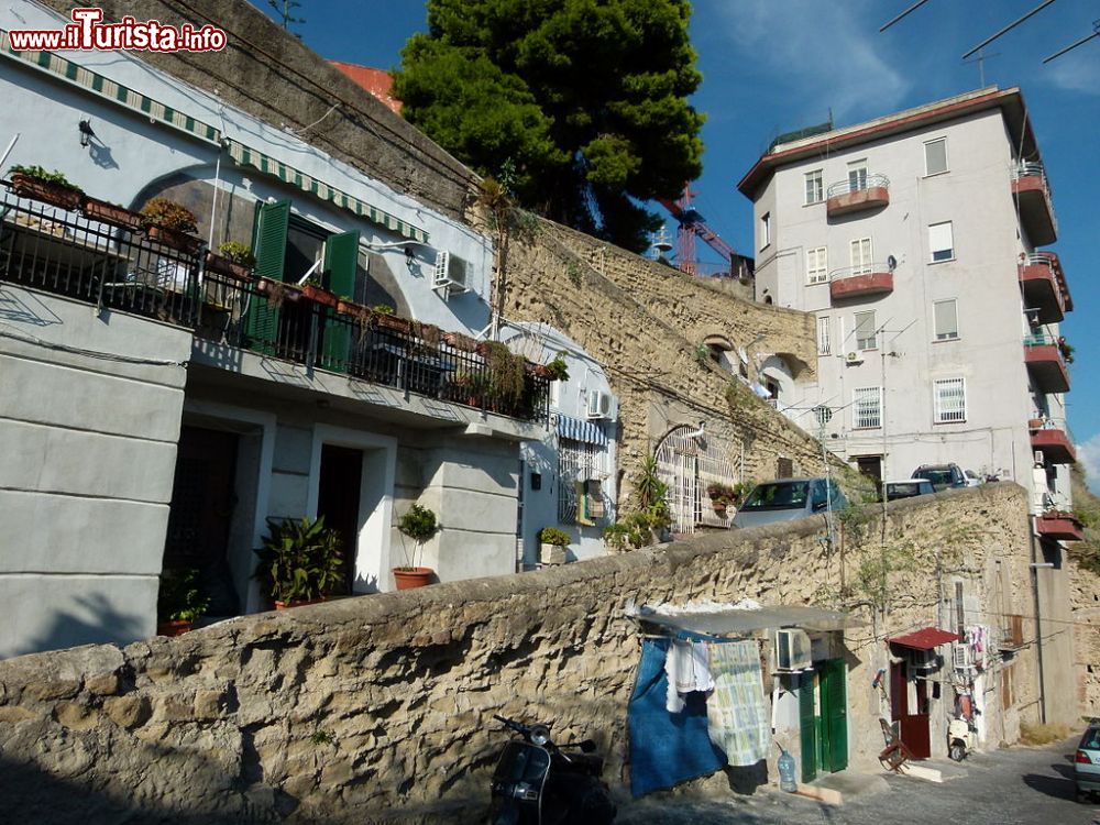 Immagine Le Rampe di Pizzofalcone in centro a Napoli, uno degli scorci classici della città partenopea - © Tripiz - Wikipedia