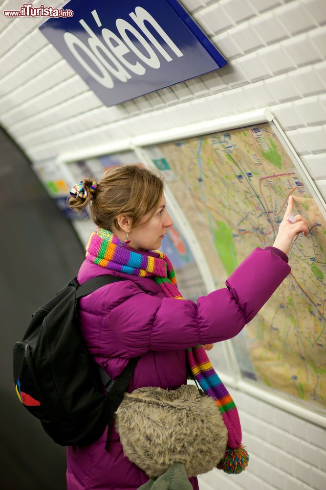 Immagine Una turista alla stazione Odeon della metro di Parigi