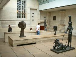 Alcune statue di Picasso esposte nel Museo di Parigi, Palazzo Salè