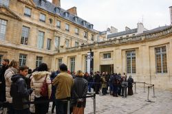 Gente in coda per visitare il Museo Picasso di Parigi - © Elena Dijour / Shutterstock.com