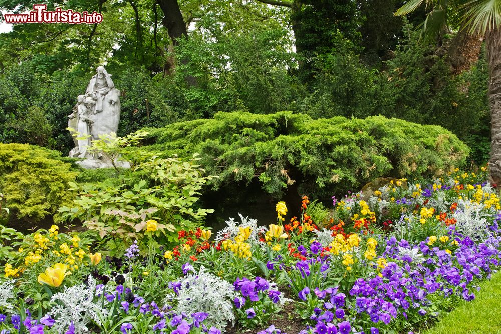 Immagine Fiori colorati al Parco Monceau di Parigi, Francia. Ad abbellire questo parco romantico ci sono alberi di ogni specie, piccoli arbusti e composizioni floreali.