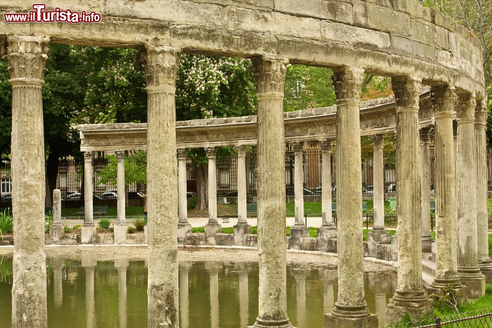 Immagine Il colonnato della Naumachia al Parco Monceau di Parigi, Francia. Le colonne con cui è stata realizzata questa struttura provengono dalla tomba che Caterina de' Medici fece progettare per il marito Enrico II°.