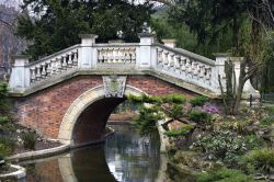 Un grazioso ponte in pietra sopra uno stagno del Parco Monceau di Parigi, Francia.



