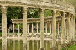 Il colonnato della Naumachia al Parco Monceau di Parigi, Francia. Le colonne con cui è stata realizzata questa struttura provengono dalla tomba che Caterina de' Medici fece progettare ...