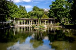 Il Parco Monceau nell'8° arrondissement di Parigi, Francia. Il giardino è delimitato da boulevard Courcelles e si trova nelle immediate vicinanze della stazione metro Monceau ...