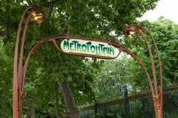 L'indicazione per la metropolitana in stile art nouveau vicino al Parco Monceau di Parigi, Francia. La metro è uno dei simboli della capitale francese - © JurateBuiviene / Shutterstock.com ...