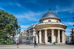 La rotonda all'ingresso principale del Parco Monceau di Parigi, Francia - © Pics Factory / Shutterstock.com