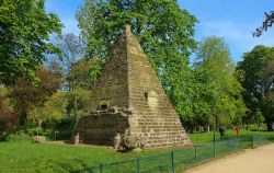 La piramide egizia al Parco Monceau di Parigi, Francia. Lo scrittore e architetto Louis Carrogis, noto anche con lo pseudonimo di Carmontelle, si occupò della realizzazione di questo ...