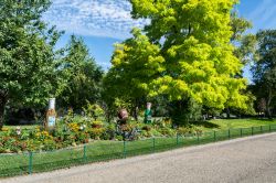 Uno scorcio del Parco Monceau di Parigi, Francia. E' una delle aree verdi pubbliche più eleganti della capitale tanto da aver influenzato i capolavori di artisti famosi come Monet ...