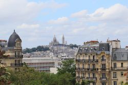 Un suggestivo panorama della basilica del Sacro Cuore sulla collina di Montmartre visto dal Parco Monceau di Parigi, Francia - © Irina Senkova / Shutterstock.com