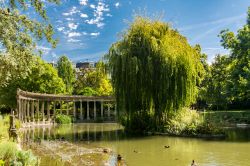 Una bella veduta del Parco Monceau di Parigi, Francia. Questo giardino pubblico si trova nell'8°arrondissement della capitale e si estende su un'area di 8,2 ettari.



