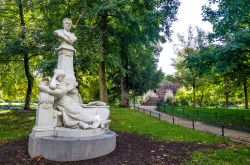 Una statua al Parco Monceau di Parigi, Francia. Fra i busti e i gruppi scultorei in marmo di celebri personaggi francesi che impreziosiscono il parco c'è anche quella del poeta Guy ...