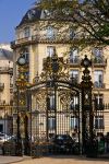 Uno dei cancelli d'ingresso del Parco Monceau di Parigi, Francia. Come gli altri tre da cui si può accedere al giardino, questo cancello è realizzato in ferro battuto e impreziosito ...
