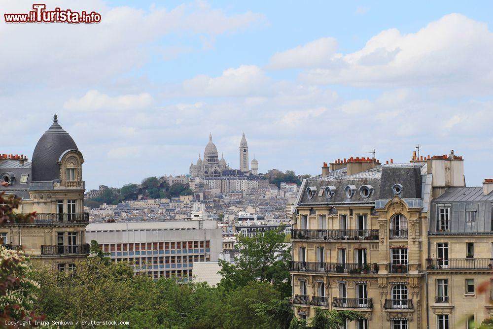 Immagine Un suggestivo panorama della basilica del Sacro Cuore sulla collina di Montmartre visto dal Parco Monceau di Parigi, Francia - © Irina Senkova / Shutterstock.com
