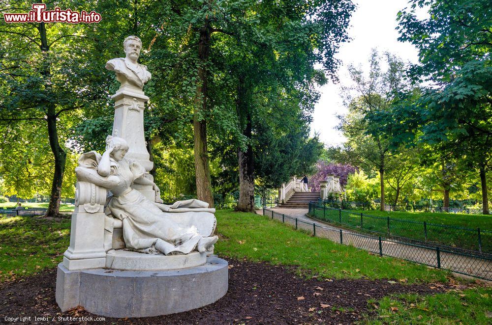 Immagine Una statua al Parco Monceau di Parigi, Francia. Fra i busti e i gruppi scultorei in marmo di celebri personaggi francesi che impreziosiscono il parco c'è anche quella del poeta Guy de Maupassant - © lembi / Shutterstock.com