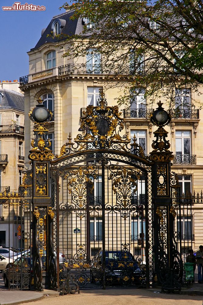 Immagine Uno dei cancelli d'ingresso del Parco Monceau di Parigi, Francia. Come gli altri tre da cui si può accedere al giardino, questo cancello è realizzato in ferro battuto e impreziosito da elementi decorativi.