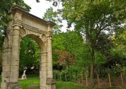 Un arco in marmo al Parco Monceau di Parigi, Francia. Passeggiando in quest'area naturale si possono ammirare statue e decorazioni scultoree installate a suo tempo per renderla una delle ...
