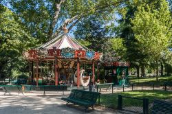 Una giostra per bambini nel Parco Monceau di Parigi, Francia. Quest'elegante area verde parigina è frequentata soprattutto da famiglie e qualche turista - © Pics Factory / Shutterstock.com ...