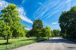 Panorama estivo del Parco Monceau di Parigi, Francia. La storia del giardino risale al 1769 quando il duca di Chartres acquistò alcuni terreni per fare edificare una struttura architettonica ...