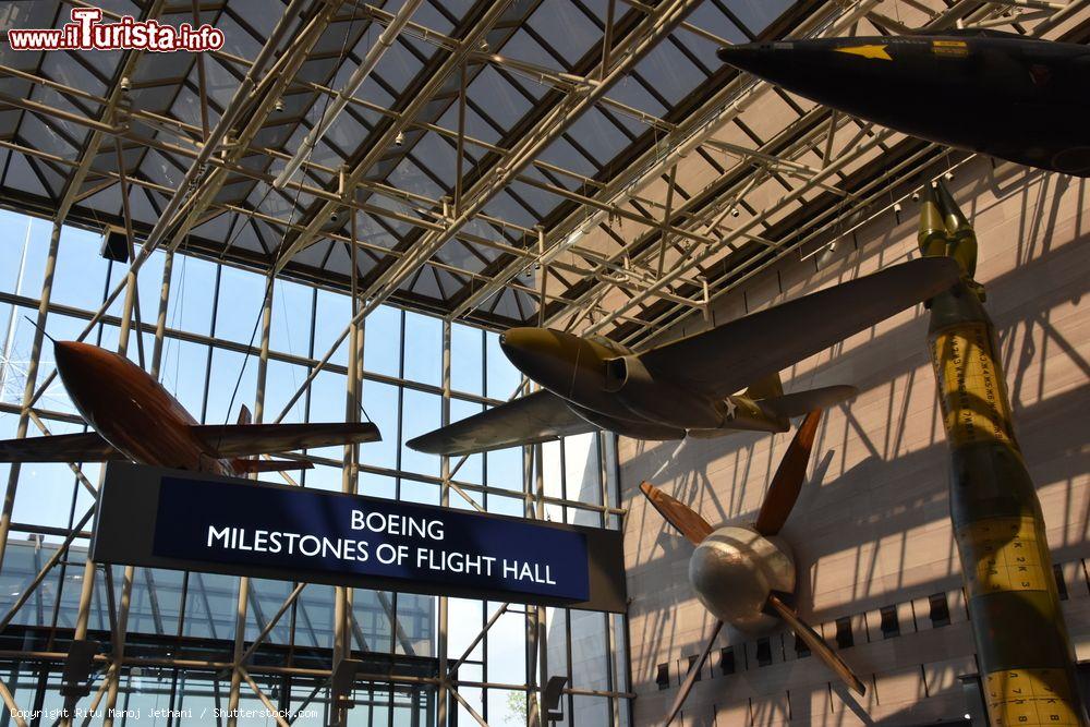 Immagine L'eposizione dedicata a Boeing Milestones of Flight Hall al Museo Nazionale dell'Aria e dello Spazio di Washington DC, Stati Uniti. In quest'area sono esposti e celebrati alcuni dei più significativi mezzi aerei, razzi e veicoli spaziali della storia - © Ritu Manoj Jethani / Shutterstock.com