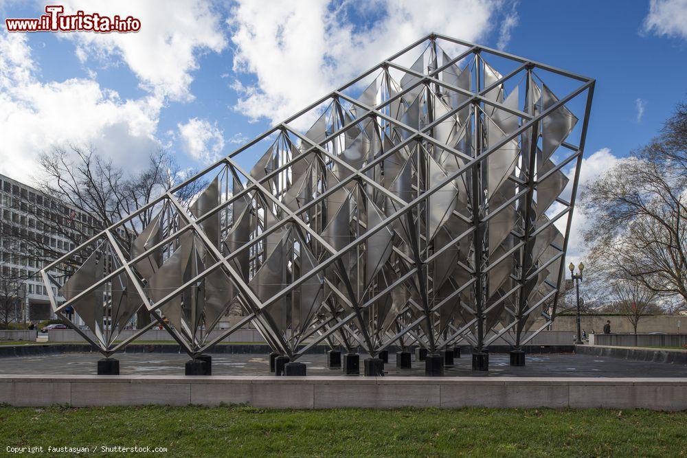 Immagine Delta Solar, la creazione artistica collocata fuori dal National Air and Space Museum di Washington DC, Stati Uniti. Quest'opera è stata realizzata dallo scultore venezuelano Alejandro Otero - © faustasyan / Shutterstock.com