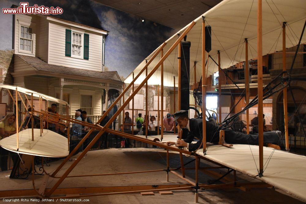 Immagine Il Flyer Wright 1903 allo Smithsonian National Air and Space Museum di Washington, DC, USA. Il primo velivolo a motore venne costruito nel 1903 dai fratelli Wilbur e Orville Wright. Fu battezzato "flyer" che significa aviatore - © Ritu Manoj Jethani / Shutterstock.com