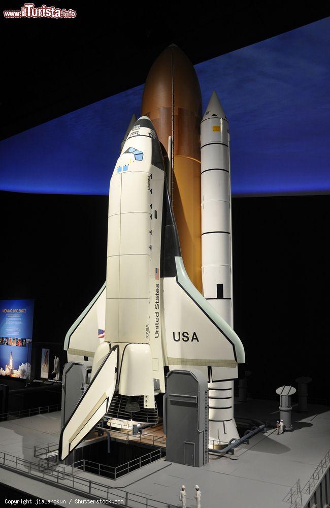 Immagine Il modello dello Space Shuttle Columbia al National Air and Space Museum di Washington DC, USA. Secondo orbiter costruito nel programma Space Shuttle dopo l'Enterprise, nel 2003 si disintegrò nell'atmosfera durante il volo di rientro dalla sua 28^ missione provocando la morte di tutti e sette gli astronauti che vi viaggiavano - © jiawangkun / Shutterstock.com