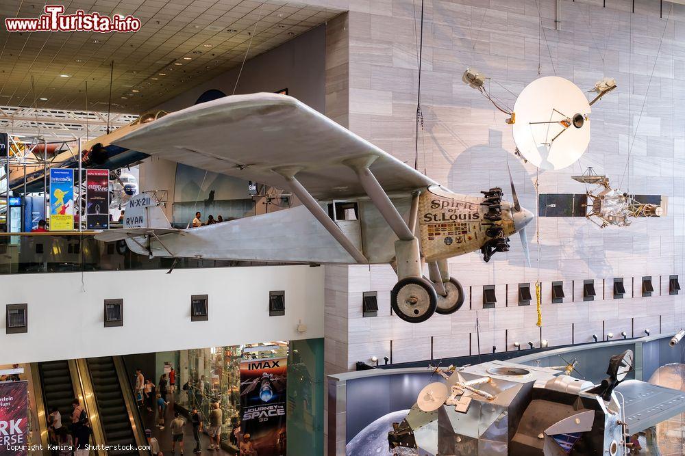 Immagine Il Ryan Spirit of St. Louis al National Air and Space Museum di Washington DC, Stati Uniti. Questo aeroplano monomotore ad ala alta venne realizzato dall'azienda statunitense Ryan Airlines per permettere al pilota Charles Lindbergh di effettuare la prima trasvolata in solitario sull'oceano Atlantico - © Kamira / Shutterstock.com