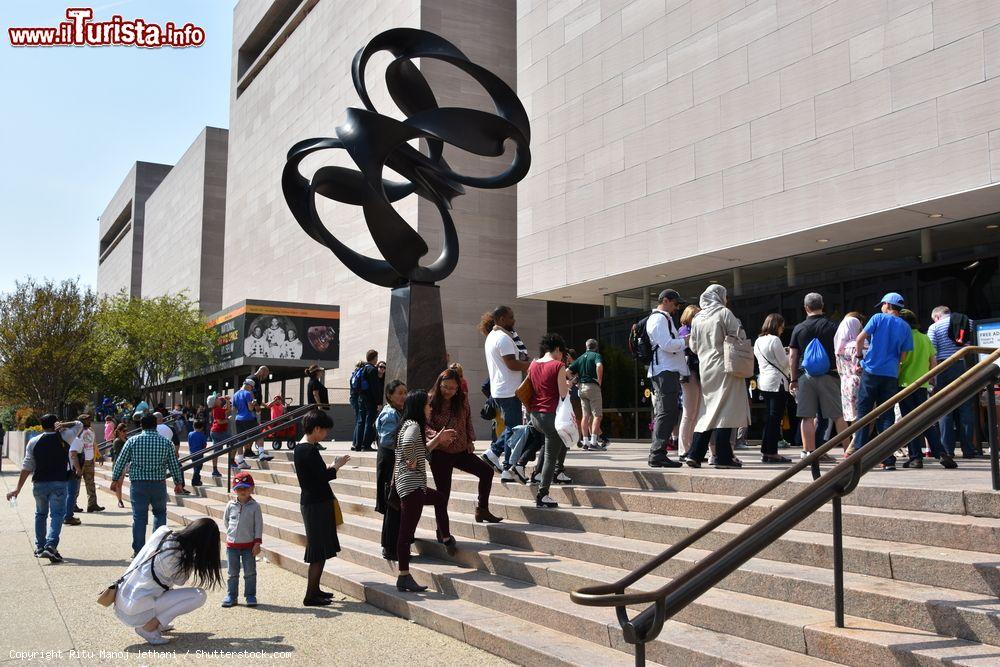 Immagine L'ingresso del National Air and Space Museum di Washington DC, Stati Uniti. Al suo interno si trova la più grande collezione della storia di aerei e astronavi - © Ritu Manoj Jethani / Shutterstock.com
