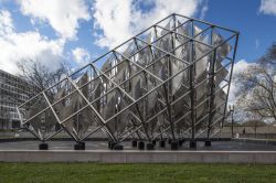 Delta Solar, la creazione artistica collocata fuori dal National Air and Space Museum di Washington DC, Stati Uniti. Quest'opera è stata realizzata dallo scultore venezuelano Alejandro ...
