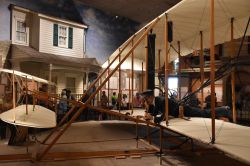 Il Flyer Wright 1903 allo Smithsonian National Air and Space Museum di Washington, DC, USA. Il primo velivolo a motore venne costruito nel 1903 dai fratelli Wilbur e Orville Wright. Fu battezzato ...