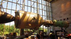 La capsula dell'Apollo-Sojuz al Museo Nazionale dell'Aria e dello Spazio di Washington DC, USA.  Nel luglio 1975 una navicella spaziale del programma Apollo e una capsula Sojuz ...