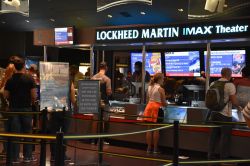 Visitatori in fila per l'Imax dello Smithsonian National Air and Space Museum di Washington DC, Stati Uniti  - © Ritu Manoj Jethani / Shutterstock.com