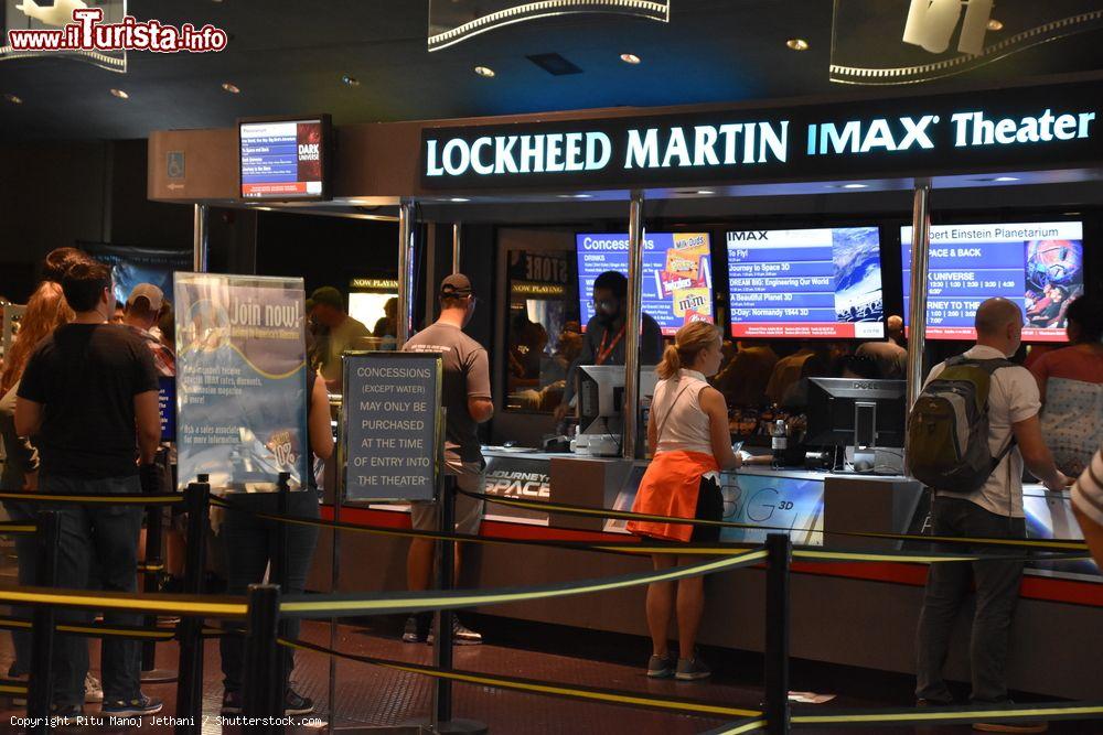Immagine Visitatori in fila per l'Imax dello Smithsonian National Air and Space Museum di Washington DC, Stati Uniti  - © Ritu Manoj Jethani / Shutterstock.com