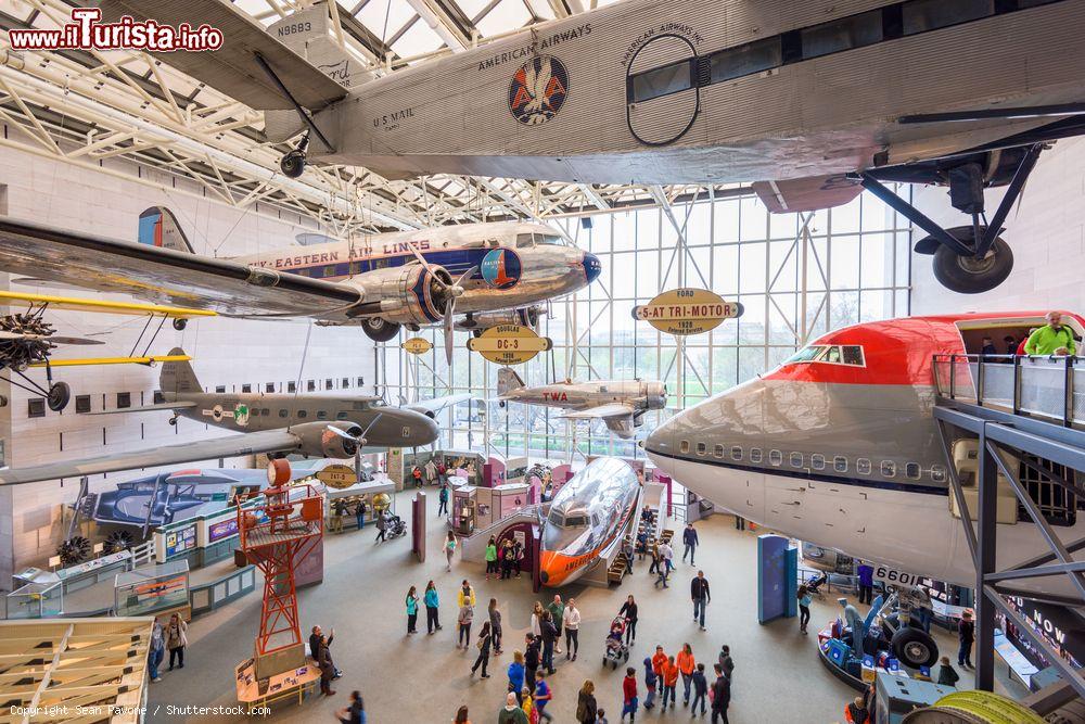 Immagine Visitatori al National Air and Space Museum di Washington DC, Stati Uniti. E' uno dei musei più visitati al mondo con milioni di ingressi annuali - © Sean Pavone / Shutterstock.com