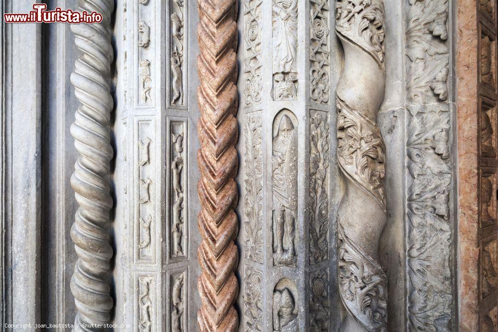 Immagine Dettaglio delle colonne della porta nella Basilica di Santa Maria Maggiore a Bergamo Alta - © joan_bautista / Shutterstock.com
