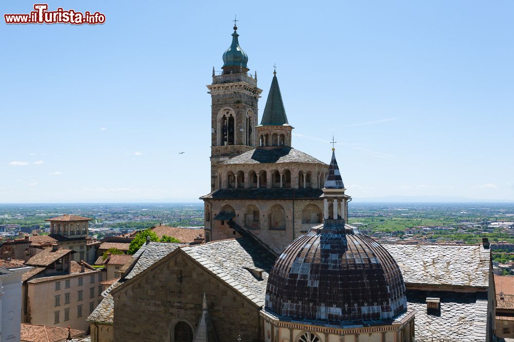 Immagine Il campanile e le cupole della Basiica di Santa Maria Maggiore a Bergamo dominano il paesaggio ciroctsante.