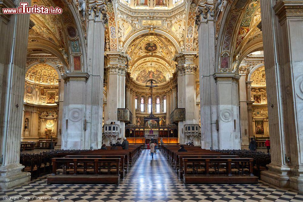 Immagine L'interno della Basilica di Santa Maria Maggiore a Bergamo. La chiesa fu costruita a partire dal 1137 d.C. - foto © JIPEN / Shutterstock.com