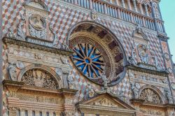 Il rosone sulla facciata della Basilica di Santa Maria Maggiore, in Piazza Duomo a Bergamo Alta (Lombardia).